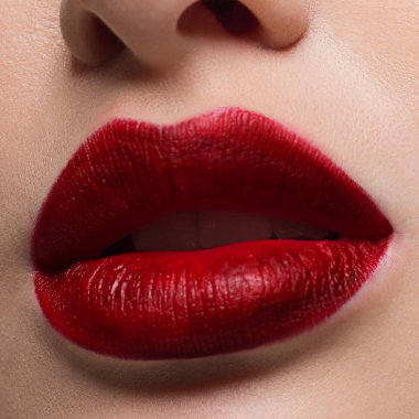 Makro fotoğraf parlak mat ruj ile dolgun dudaklar. Cildi temizlemek, enjeksiyonları lip. Moda makyaj akşam ağız kapalı