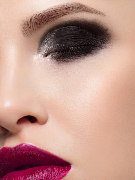 Primer Plano Belleza Mitad Cara Una Mujer Con Maquillaje Noche —  Fotos de Stock