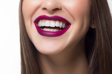 Ağartma sonra mükemmel bir gülümseme. Diş Bakımı ve diş beyazlatma. Stomatology ve güzellik bakımı. Büyük ile gülümseyen kadın. Taze açık cilt ve Pembe dudakları ile neşeli kadın gülümseme