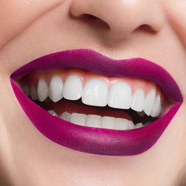 Diş beyazlatma ile güzel gülümseme. Diş fotoğraf. Makro closeup mükemmel kadın lipscare. Mükemmel pembe dudak makyaj. Temiz cilt mükemmel, taze dudak makyaj ışık. İzole. Güneşli keyfi
