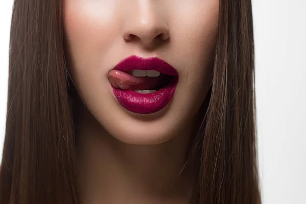 Nahaufnahme Von Sexy Weiblichen Lippen Mit Zunge Saubere Haut Und — Stockfoto