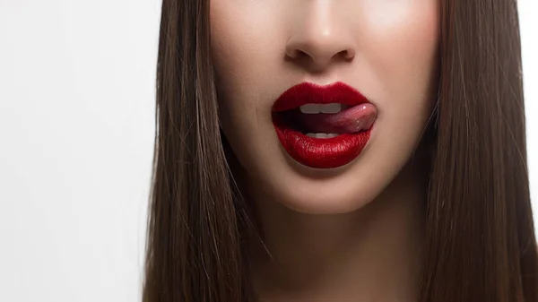 Primer Plano Los Labios Femeninos Sexy Con Lengua Piel Limpia — Foto de Stock