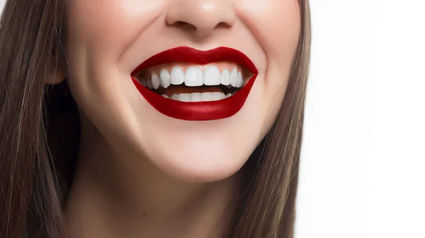 Primer Plano Labios Mujer Sexy Con Lápiz Labial Rojo Dientes — Foto de Stock