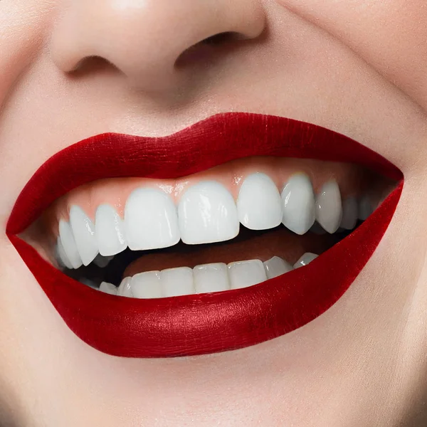 美丽的笑容与美白牙齿 牙科照片 完美的女性脂肪恐慌的宏观特写镜头 完美的红色唇妆 完美的清洁肌肤 清淡清新的唇妆 很好的阳光明媚的心情 — 图库照片