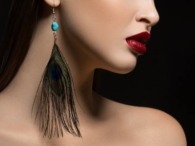 Mükemmel cilt ve dolgun, ifade ile bir kadın yüzünün alt kısmında Close-up şarap rengini dudakları. Görüntü izole bir siyah arka plan üzerinde sihir görüntüye ekler..