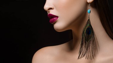 Mükemmel cilt ve dolgun, ifade ile bir kadın yüzünün alt kısmında Close-up marsala rengini dudakları. Görüntü izole bir siyah arka plan üzerinde sihir görüntüye ekler..