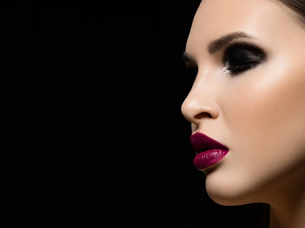 Close Beleza Rosto Uma Mulher Com Maquiagem Noite Enfatizando Suas — Fotografia de Stock