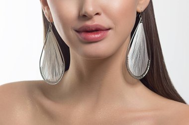 Cinsel dolgun dudaklar. Dudak parlatıcısı ve kadın derisi. Ağız kapalı. Dudaklarda ve kozmetolojide artış. Doğal dudaklar. Açık gözlerle harika bir yaz havası. Moda mücevherleri. Pembe dudak parlatıcısı