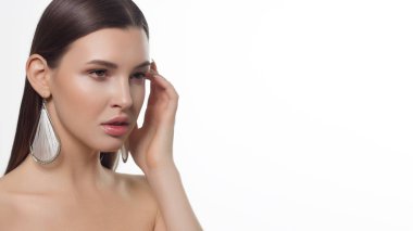 Kadının yüzüne moda doğal makyaj ve manikür çivi üzerinde Close-up. Mükemmel makyaj ile güzel kadın dolgun dudaklar. Makro çekim dolgun dudaklar ve kirpikleri ile yakın gözler güzel makyaj. Uzun brunet saç