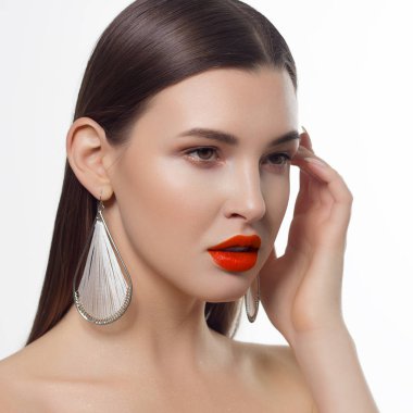 Kadının yüzüne moda doğal makyaj ve manikür çivi üzerinde Close-up. Mükemmel makyaj ile güzel kadın dolgun dudaklar. Makro çekim dolgun dudaklar ve kirpikleri ile yakın gözler güzel makyaj. Uzun brunet saç
