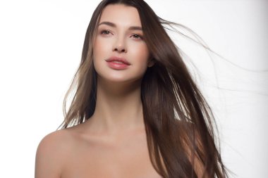 Closeup düz saç geliştirme ile bir kadın portresi. Tatlı ihale genç kız esmer. Doğal dudak makyaj, şeffaf temiz cilt.