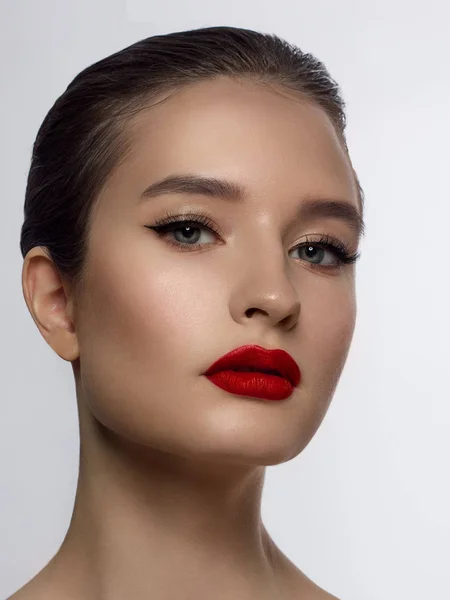 Primer Plano Belleza Cara Femenina Con Maquillaje Noche Clásico Flechas — Foto de Stock