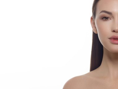 Yakın çekim güzellik portresi bir buçuk düz saçlı bir kadın, yüz ve cilt temiz. Gündüz makyajı, styling ve zarif dekorasyon kulaklara - küpe. Spa salonu veya Kozmetik Cilt Bakımı