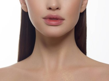 Kozmetik, makyaj ve trendler. Parlak dudak parlatıcısı ve ruj. Doğal dudak makyajlı güzel bir kadın ağzı. Kadın yüzünün güzel bir parçası. Kırmızı ışıkta kusursuz temiz ten