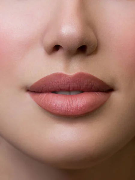 Labios llenos sexuales. Brillo natural de labios y piel de mujer. La boca está cerrada. Aumento de labios, cosmetología. Los labios naturales. Gran humor de verano con los ojos abiertos. joyas de moda. Brillo labial rosa — Foto de Stock