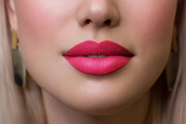 Κοντινό-up των χειλιών της γυναίκας με τη μόδα φωτεινό ροζ στυλ. Όμορφο θηλυκό στόμα, πλήρη χείλη με τέλειο μακιγιάζ. Μέρος του γυναικείου προσώπου. Επιλογή κραγιόν. Ροζ κυματιστά μαλλιά μιας κούκλας — Φωτογραφία Αρχείου
