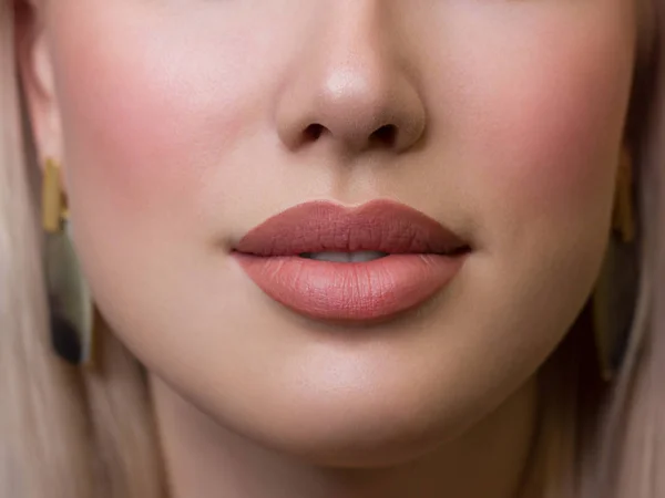 Sexuell volle Lippen. Natürlicher Glanz der Lippen und der Haut der Frau. Der Mund ist geschlossen. Zunahme der Lippen, Kosmetologie. Natürliche Lippen. Tolle Sommerstimmung mit offenen Augen. Modeschmuck. Rosafarbener Lipgloss — Stockfoto