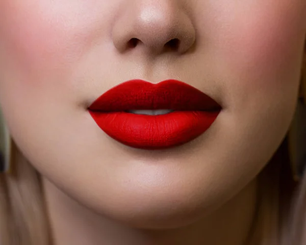 Kosmetik, Make-up und Trends. heller Lipgloss und Lippenstift auf den Lippen. Nahaufnahme eines schönen weiblichen Mundes mit rotem und rosa Lippenschminke. schöner Teil des weiblichen Gesichts. Perfekt saubere Haut — Stockfoto