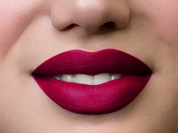 Sexy lippen. Schoonheid roze lip make-up detail. Mooie make-up close-up. Sensuele open mond. lippenstift of lipgloss. Kus. Beauty model vrouw gezicht close-up — Stockfoto