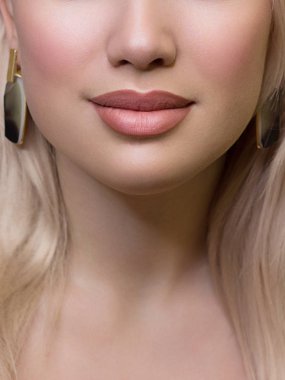 Cinsel dolgun dudaklar. Dudak parlatıcısı ve kadın derisi. Ağız kapalı. Dudaklarda ve kozmetolojide artış. Doğal dudaklar. Açık gözlerle harika bir yaz havası. Moda mücevherleri. Pembe dudak parlatıcısı
