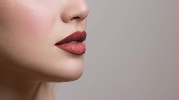 Σεξουαλικά χείλη. Φυσικό gloss χειλιών και γυναικείο δέρμα. Το στόμα είναι κλειστό. Αύξηση χειλιών, κοσμετολογία. Φυσικά χείλη. Υπέροχη καλοκαιρινή διάθεση με ανοιχτά μάτια. κοσμήματα μόδας. Ροζ lip gloss — Φωτογραφία Αρχείου