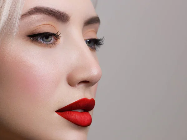 Primer plano de la mujer de belleza con la piel limpia y brillante y cosméticos naturales. Hermosa pestaña extremista y rellenar los labios de una chica bien arreglada demuestran procedimientos de spa, inyecciones en un salón de belleza —  Fotos de Stock