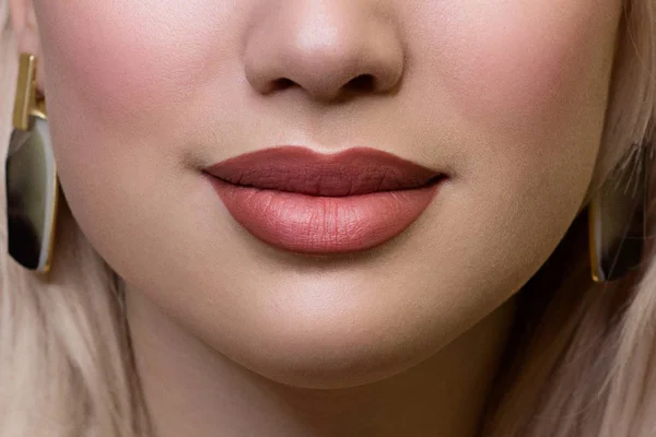 Sexual full lips. Natural gloss of lips and woman\'s skin. The mouth is closed. Increase in lips, cosmetology. Natural lips. Great summer mood with open eyes. fashion jewelry. Pink lip gloss