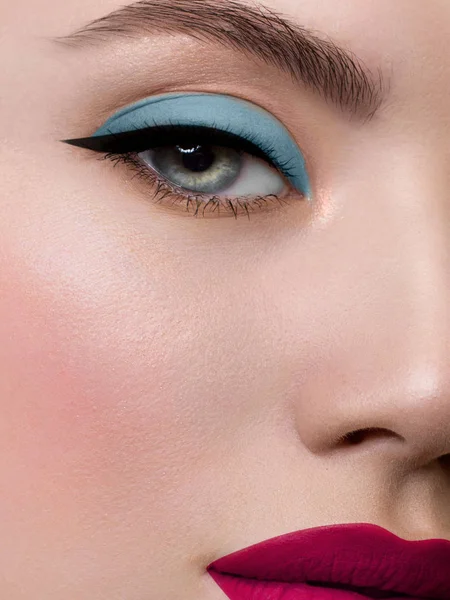 Un demi-portrait de beauté avec un beau maquillage de soirée à la mode, des jiggles noirs sur les yeux et des cils extrêmement longs. Rouge à lèvres rose sur les lèvres et fard à paupières bleu. Cosmétologie et spa soin du visage — Photo