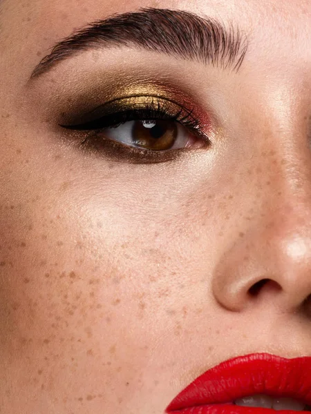 Close-up de lábios de mulher com batom vermelho. Lindos lábios perfeitos. Boca sexy de perto e cílios de extrusão. Belo largo sorriso de mulher fresca jovem com lábios cheios e delineador em olhos. Isolados — Fotografia de Stock