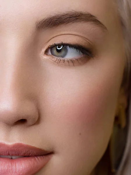 Un demi-portrait de beauté avec un beau maquillage de jour à la mode, des jiggles noirs sur les yeux et des cils extrêmement longs. rouge à lèvres naturel sur les lèvres. Cosmétologie et spa soin du visage — Photo