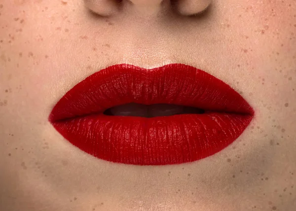 Sexy Lippen. Makro der Gesichtspartie der Frau. sexy glänzende Lippen Make-up. Schönheit rote Lippen Make-up Detail. schöne Make-up close-up.lippenstift und lipgloss.mollige leidenschaftliche Lippen — Stockfoto