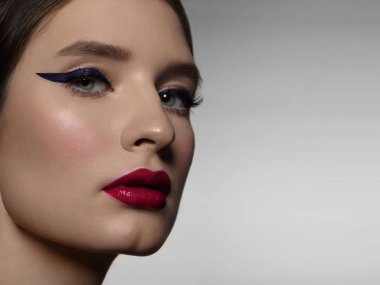 Güzellik güzel şık akşam makyaj, gözleri ve son derece uzun kirpiklerini siyah tuzaklarına ile yakın çekim portresi. dudaklar pembe ruj. Kozmetik ve spa yüz cilt bakımı