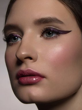 Güzel moda sabah makyaj, gözleri siyah Jiggles ve son derece uzun kirpik ile yarım güzellik portre. Dudaklarında pembe ruj var. Kozmetoloji ve Spa yüz cilt bakımı