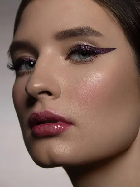 Un portrait en gros plan de la beauté avec un beau maquillage de soirée à la mode, des pièges noirs sur les yeux et des cils extrêmement longs. Rouge à lèvres rose sur les lèvres. Cosmétologie et spa soin du visage — Photo