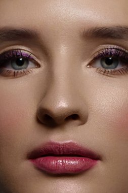Güzel moda sabah makyaj, gözleri ve son derece uzun kirpik siyah tuzaklar ile güzellik yakın çekim portre. dudaklarında pembe ruj. Kozmetoloji ve Spa yüz cilt bakımı