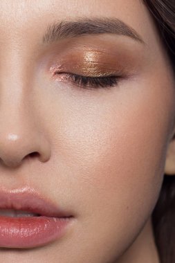 Yakın çekim yarım yüz seksi Avrupa Genç kadın modeli ile klasik glamour makyaj ve çıplak ruj. Karanlık uzun saç modeli, Noel makyaj, karanlık kaptırdın, Doğal Pembe dudakları parlak ile