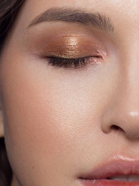 Yakın çekim yarım yüz seksi Avrupa Genç kadın modeli ile klasik glamour makyaj ve çıplak ruj. Karanlık uzun saç modeli, Noel makyaj, karanlık kaptırdın, Doğal Pembe dudakları parlak ile