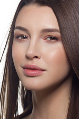Beauty Woman portresi. Mükemmel Taze Temiz Ciltli Güzel Spa Mankeni Kız. Gençlik ve Cilt Bakımı Konsepti. Sorunlu ve açık tenli bir kadın portresi. Gençlik kavramı.