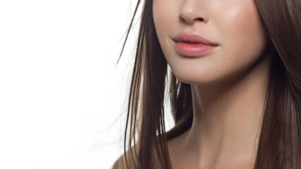 Cosméticos, maquillaje y tendencias. Brillo labial brillante y lápiz labial en los labios. Primer plano de hermosa boca femenina con maquillaje labial natural. Hermosa parte de la cara femenina. Piel limpia perfecta en luz roja — Foto de Stock