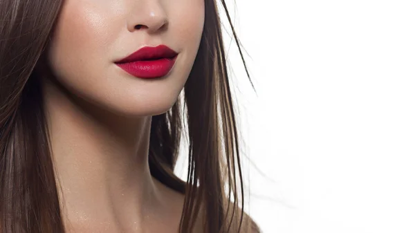 Nahaufnahme der Lippen der Frau mit modischem grellrosa Make-up. schöner weiblicher Mund, volle Lippen mit perfektem Make-up. Teil des weiblichen Gesichts. Wahl-Lippenstift und rosa welliges Haar einer Puppe — Stockfoto