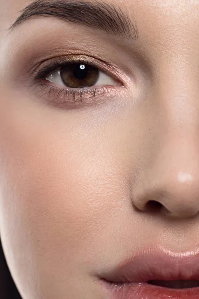 Gros plan portrait beauté d'un demi-visage de femme aux cheveux raides et à la peau propre. Maquillage diurne, style et décoration élégante sur les oreilles - boucles d'oreilles. Soins de la peau dans le salon de spa ou la cosmétologie — Photo