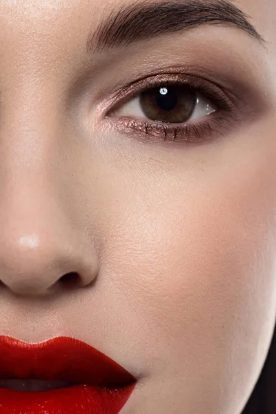 클로즈업 고전적인 매력 메이크업과 누드 립스틱으로 섹시 한 유럽 젊은 여자 모델의 절반 얼굴. 어두운 긴 헤어스타일, 크리스마스 메이크업, 어두운 eyeshadows, 자연 빨간 입술 광택 — 스톡 사진