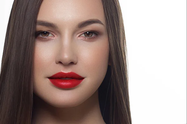 Nahaufnahme Porträt eines sexy europäischen jungen Models mit klassischem Glamour-Make-up und rosa Lippenstift. dunkle lange Frisur, weihnachtliches Make-up, dunkle Lidschatten, blutrote Lippen mit Glanz — Stockfoto