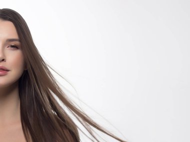 Düz saç ve mükemmel temiz cilt gelişmekte olan bir kadının yarım yüz yakın çekim. Gün makyaj ve dudaklarda doğal ruj. Spa ve kozmetoloji