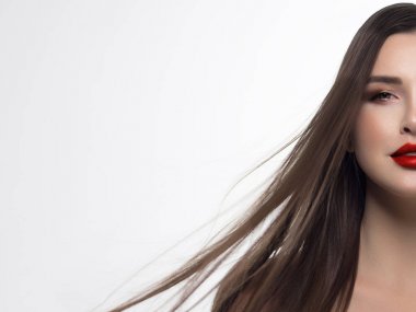 Yakın çekim yarım yüz seksi Avrupa Genç kadın modeli ile klasik glamour makyaj ve çıplak ruj. Karanlık uzun saç modeli, Noel makyaj, karanlık kaptırdın, parlak ile doğal kırmızı dudaklar