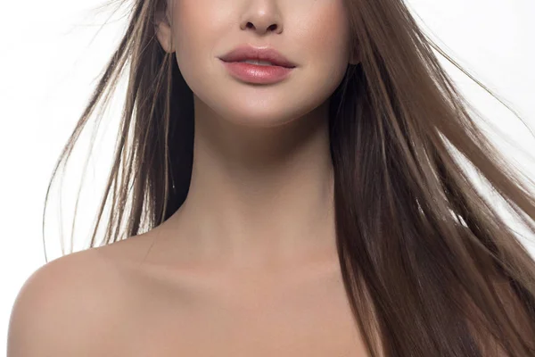Närbild porträtt av kvinnliga läppar och nycklar som ska ligga platt hår utveckla i vinden. Naturliga läpp makeup, klar transparent hud. Spa, skönhet, kosmetika, injektioner — Stockfoto
