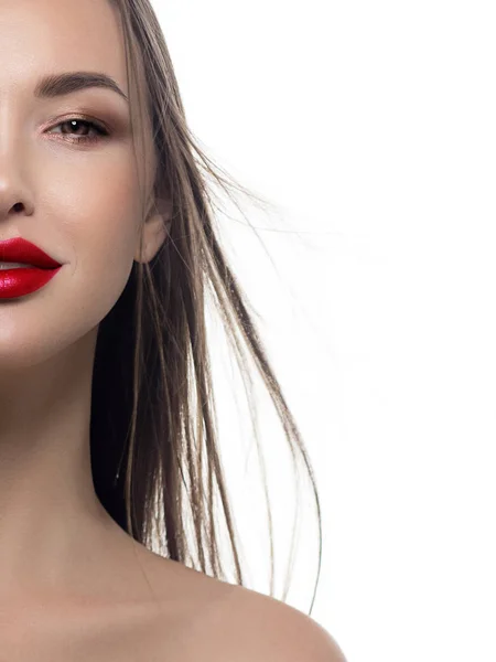 Close-up halve gezicht van sexy Europese jonge vrouw model met klassieke glamour make-up en nude lipstick. Donkere lange haarstijl kerst make-up, donkere eyeshadows, natuurlijke rode lippen met glans — Stockfoto