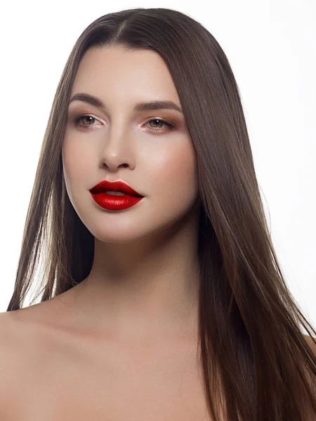 Close-up portret seksowna młoda kobieta europejskiego modelu z klasycznym seksowny makijaż i szminka nude. Boże Narodzenie Makijaż, ciemne cienie do powiek, ciemne długie fryzury, naturalne usta czerwone z połyskiem — Zdjęcie stockowe