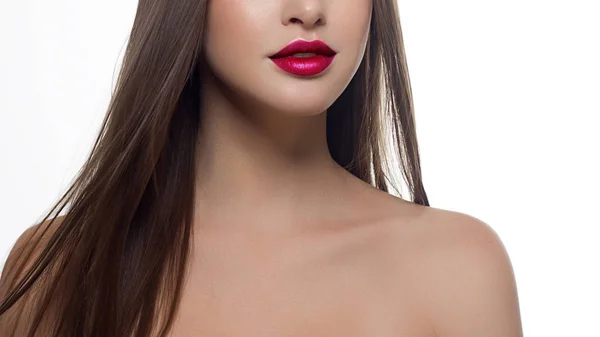 Primer plano de los labios de la mujer con maquillaje rosa brillante de moda. Hermosa boca femenina, labios llenos con maquillaje perfecto. Parte de la cara femenina. Lápiz labial de elección. Pelo ondulado rosa de una muñeca —  Fotos de Stock