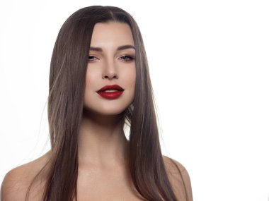 Yakın çekim portre klasik glamour makyaj ve marsala ruj seksi Avrupa Genç kadın modeli. Karanlık uzun saç modeli, Noel makyaj, karanlık kaptırdın, kanlı Pembe dudakları parlak ile